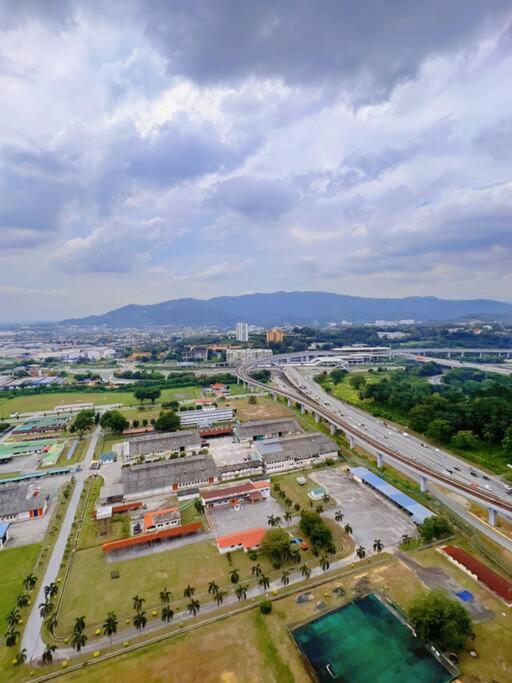 7 Pax Family Connecting Room D'Sara, Direct Link Mrt Kampung Selamat, Near Sungai Buloh & Thomson Hospital 莎阿南 外观 照片